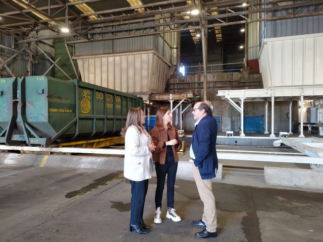 La conselleira de Medio Ambiente y Cambio Climático, Ángeles Vázquez, (centro), con la delegada de la Xunta en Vigo, Ana Ortiz, y el presidente de Sogama, Javier Domínguez, en una visita a la planta de residuos de Guixar, en la ciudad olívica.