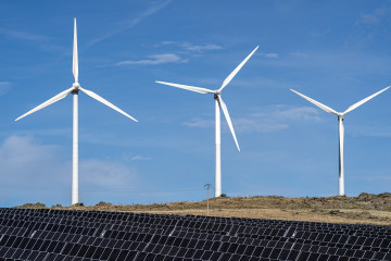 Archivo - EDP pone en marcha el primer parque híbrido eólico y solar de Aragón.