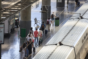 Archivo - Varias personas en la estación de trenes Puerta de Atocha-Almudena Grandes, a 18 de agosto de 2024, en Madrid (España). Renfe ha ofrecido cerca de 1,8 millones de plazas en alrededor de 6.