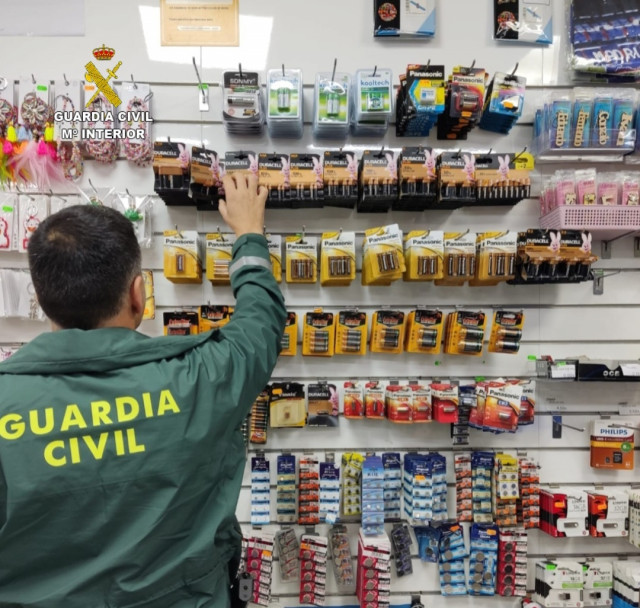 Inspección de la Guardia Civil en un bazar de la provincia de Pontevedra.