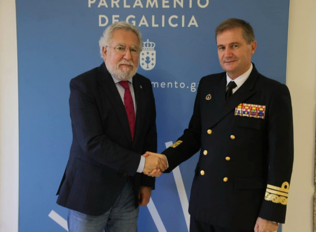 El presidente del Parlamento de Galicia, Miguel Ángel Santalices, recibe al nuevo almirante jefe del Arsenal de Ferrol, Gonzalo Villar Rodríguez