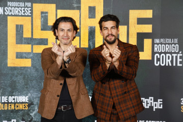 El director Rodrigo Cortés y el actor Mario Casas posan en la presentación de la película 'Escape' en Gran Vía, a 29 de octubre de 2024, en Madrid (España). La película está protagonizada por M