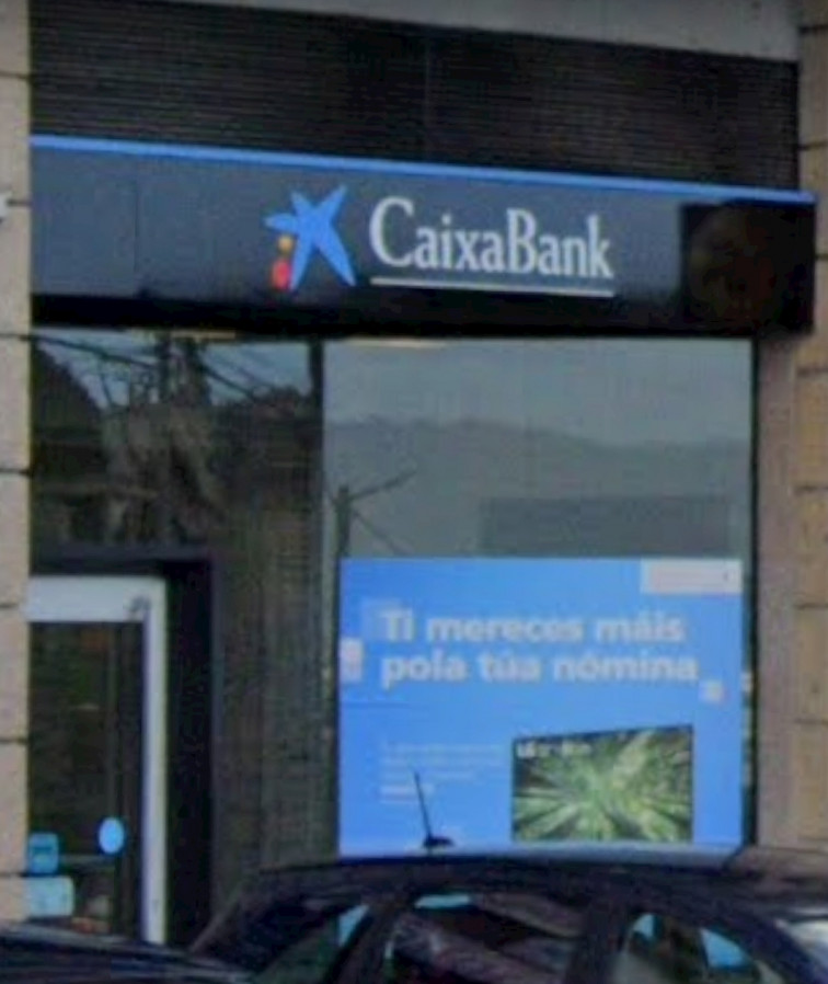 Atraco en un Caixabank de Beade, Vigo, rociando con gasolina una mesa