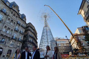 Vigo ultima el montaje del árbol de Navidad para la campaña 2024-25