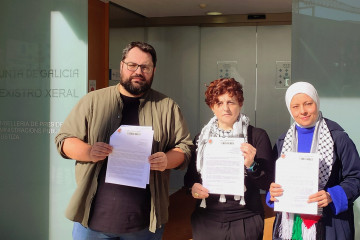 Miembros de la Coordinadora de Solidariedade Galega con Palestina registran peticiones para entrevistarse con el presidente de la Xunta, Alfonso Rueda, y con el director general de la CRTVG, Alfonso S