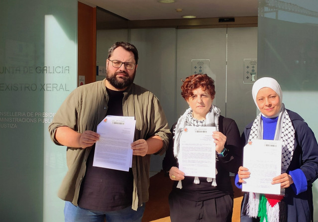 Miembros de la Coordinadora de Solidariedade Galega con Palestina registran peticiones para entrevistarse con el presidente de la Xunta, Alfonso Rueda, y con el director general de la CRTVG, Alfonso Sánchez Izquierdo.