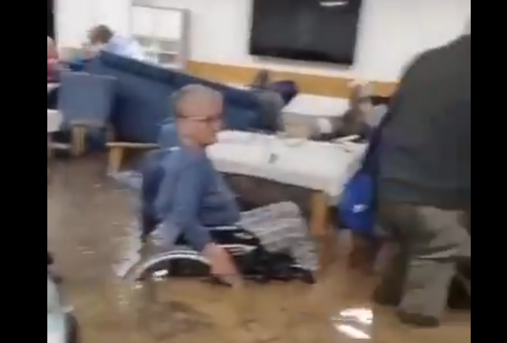 Ancianos con el agua por la cintura: las imágenes que deja la DANA en la residencia de Massanassa en Valencia