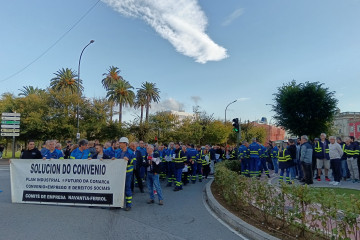 Más de 300 personas de la plantilla de Navantia Ferrol y Fene cortan el tráfico ante la Delegación del Gobierno, en A Coruña