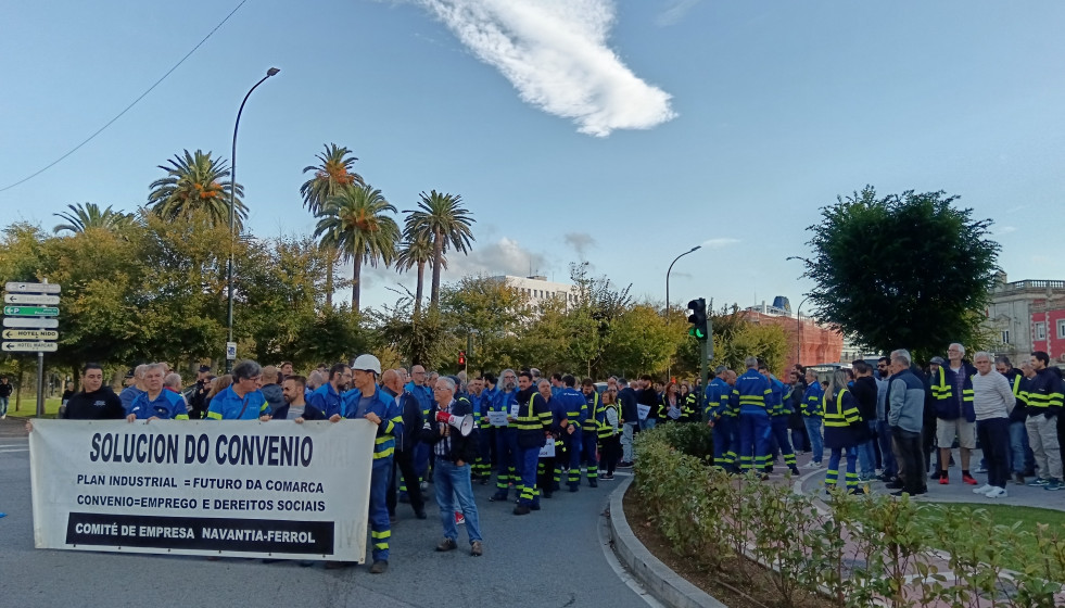 Más de 300 personas de la plantilla de Navantia Ferrol y Fene cortan el tráfico ante la Delegación del Gobierno, en A Coruña