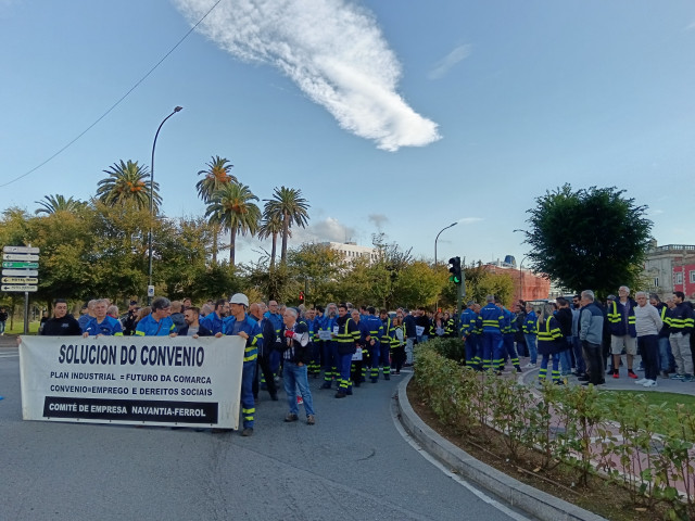 Más de 300 personas de la plantilla de Navantia Ferrol y Fene cortan el tráfico ante la Delegación del Gobierno, en A Coruña