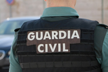 Archivo - Un agente de la Guardia Civil, de espaldas, archivo