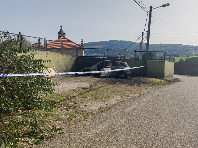 Arde un coche en las inmediaciones de la Iglesia de San Andrés de Valladares de Vigo