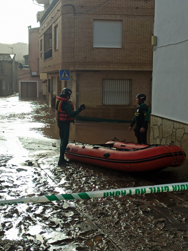 Efectivos de la Guardia Civil realizando labores en Mira tras la DANA sufrida por la localidad