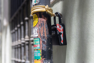 Archivo - Caja de seguridad para las llaves de una piso de alquiler turístico, a 17 de junio de 2024, en Madrid (España).   Las viviendas de alquiler turístico han aumentado en el último año un 4