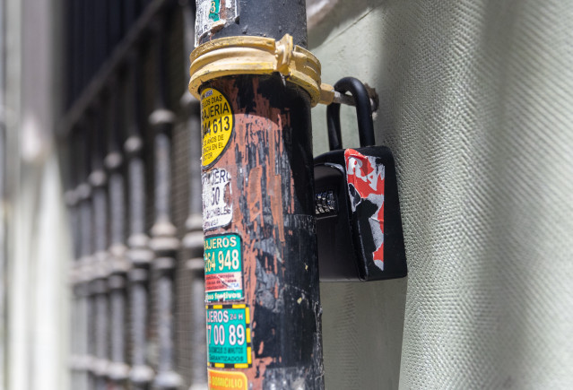 Archivo - Caja de seguridad para las llaves de una piso de alquiler turístico, a 17 de junio de 2024, en Madrid (España).   Las viviendas de alquiler turístico han aumentado en el último año un 40% entre las situadas en un perímetro de entre 300 y 600 met