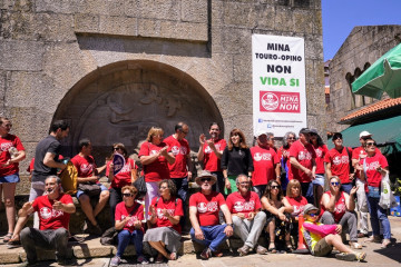 Archivo - Protesta de la Plataforma Veciñal Mina de Touro-O Pino Non en la plaza de abastos de Santiago.