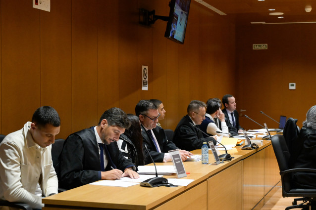 Acusados, durante el juicio por el asesinato de Samuel Luiz en la Audiencia Provincial de A Coruña