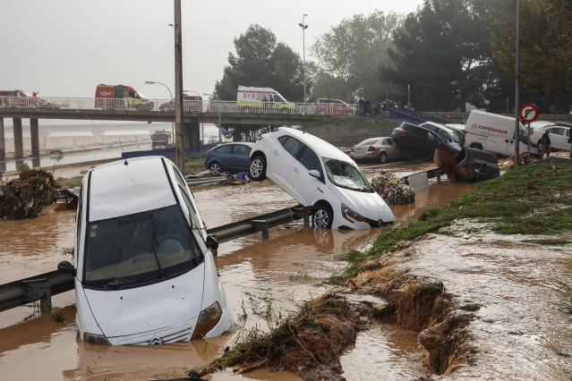 Vehículos en los alrededores de la V-30 tras el paso de la DANA y la subida del cauce del río Turia, a 30 de octubre de 2024, en Valencia, Comunidad Valenciana (España).