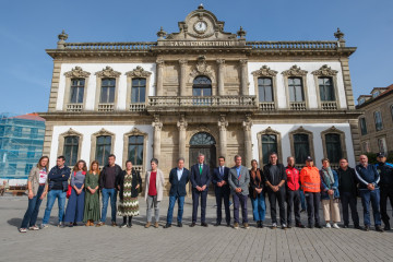 El presidente de la Xunta, Alfonso Rueda, participa ante el Ayuntamiento de Pontevedra en el minuto de silencio en solidaridad con los afectados por la DANA que deja decena de víctimas en el levante