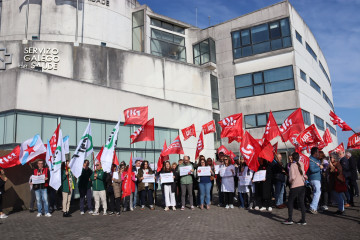 Protesta de CIG, CSIF, CCOO y UGT ante la Consellería de Sanidade, en Santiago, para reclamar un convenio único para las cuatro fundaciones públicas de investigación gallegas.