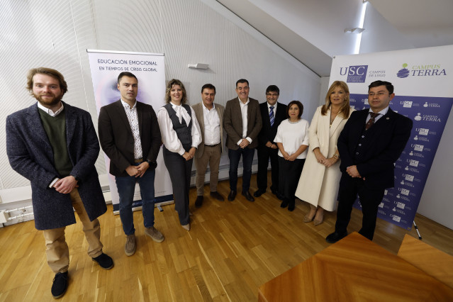 El conselleiro de Educación, Ciencia, Universidades e FP, Román Rodríguez, participa en la presentación de 'Educación emocional en tempos de crise global' en el Campus de Lugo.