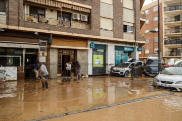 Varias personas realizan labores de limpieza tras el paso de la DANA por el barrio de La Torre de Valencia, a 30 de octubre de 2024, en Valencia, Comunidad Valenciana (España)