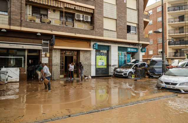 Varias personas realizan labores de limpieza tras el paso de la DANA por el barrio de La Torre de Valencia, a 30 de octubre de 2024, en Valencia, Comunidad Valenciana (España)