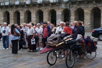 Archivo - Turistas reunidos en la Praza do Obradoiro de Santiago de Compostela (A Coruña)