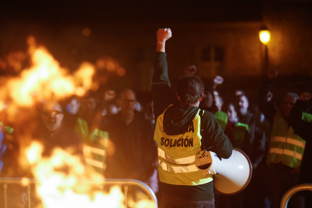 San Cibrao, Lugo. Concentración de los trabajadores de Alcoa en demanda de que Gobierno y Xunta obliguen a la multinacional americana a cumplir los acuerdos firmados en el plan de viabilidad.