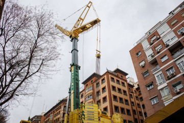 Archivo - Una grúa junto a un edificio en la calle Cavanilles, a 2 de marzo de 2024, en Madrid (España). La vecindad de los números 25 y 27 de la calle Cavanilles, en el distrito de Retiro, está e