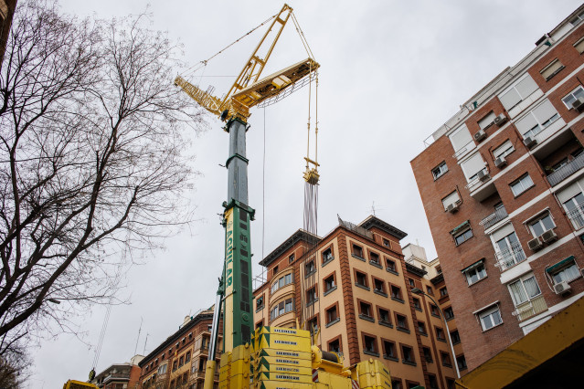 Archivo - Una grúa junto a un edificio en la calle Cavanilles, a 2 de marzo de 2024, en Madrid (España). La vecindad de los números 25 y 27 de la calle Cavanilles, en el distrito de Retiro, está en pie de guerra contra una grúa 