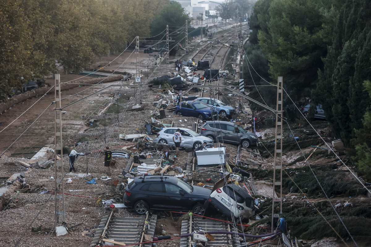 DANA octubre 2024. Caos y saqueos tras la DANA en Valencia: detenidas al menos 39 personas por robos en zonas comerciales. 7018831?w=1200&zc=4