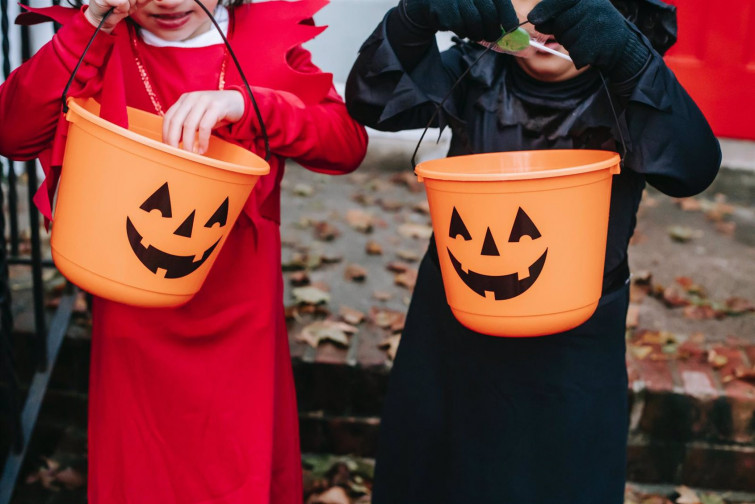 Cuidado con estos artículos de Halloween: Facua alerta del riesgo de quemaduras o asfixia en algunos productos