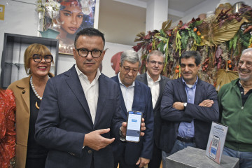 El conselleiro de Emprego, Comercio e Turismo, José González, visita la floristería El Jardín en Ourense.