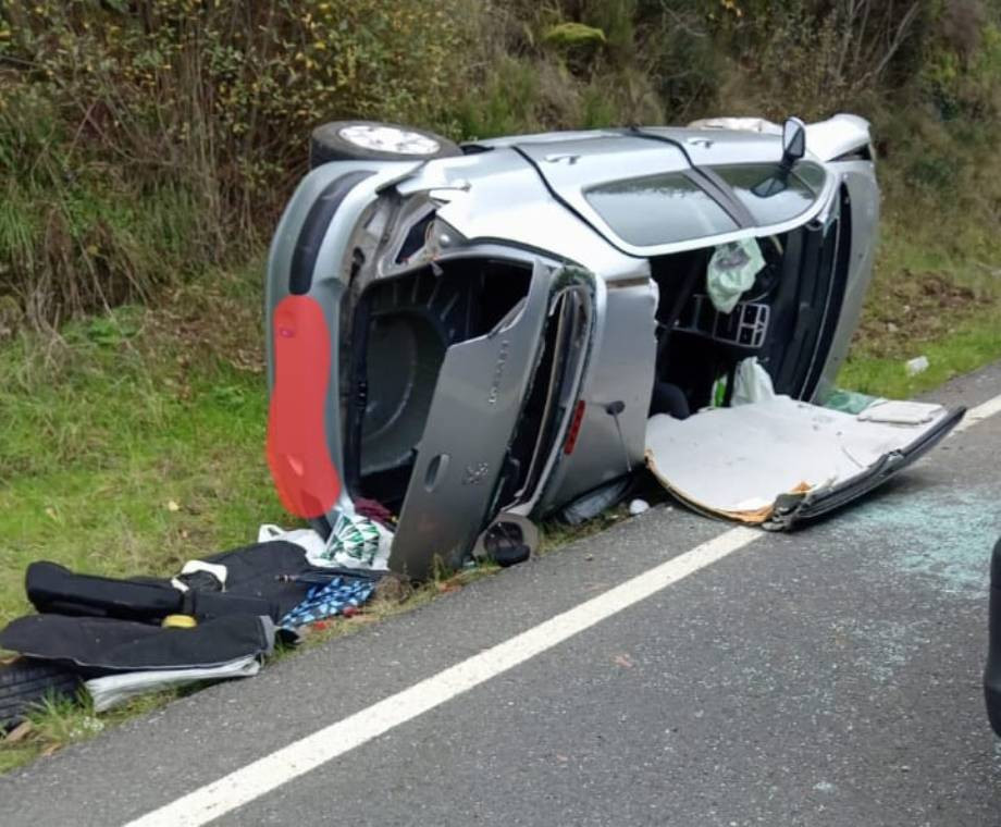 Coche accidentado en Viana do Bolo en una foto del GES de A Gudiu00f1a