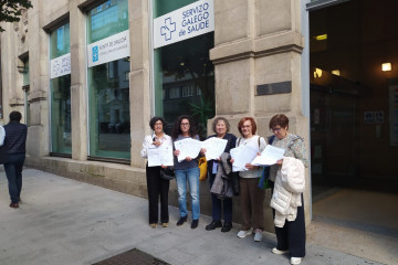 Entrega de firmas en la delegación del Sergas en Vigo, para reclamar la reapertura del consultorio médico de la parroquia de Hío, en Cangas (Pontevedra).