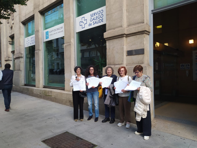 Entrega de firmas en la delegación del Sergas en Vigo, para reclamar la reapertura del consultorio médico de la parroquia de Hío, en Cangas (Pontevedra).