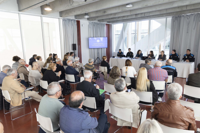 Constituida en A Coruña la Mesa de Seguridad y Convivencia en un acto presidido por la alcaldesa, Inés Rey