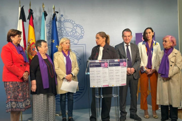 El alcalde, Abel Caballero, y las concejales Carmela Silva y Ana Laura Iglesias, junto a integrantes del Consello Municipal da Muller, presentan los actos organizados por el Ayuntamiento con motivo de