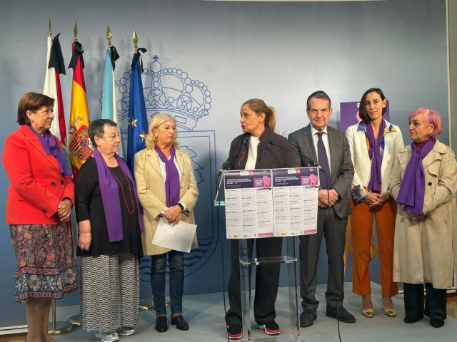 El alcalde, Abel Caballero, y las concejales Carmela Silva y Ana Laura Iglesias, junto a integrantes del Consello Municipal da Muller, presentan los actos organizados por el Ayuntamiento con motivo del 25N.