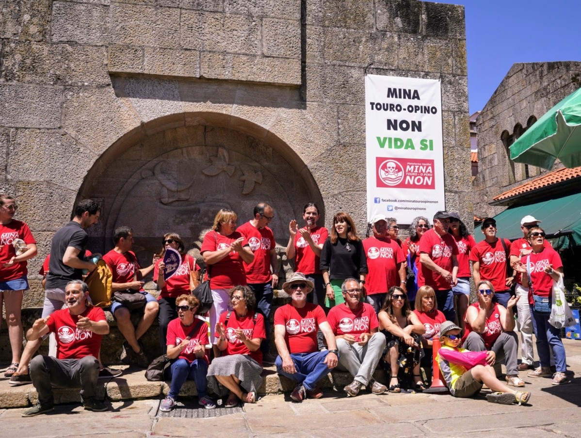 Archivo - Protesta de la Plataforma Veciñal Mina de Touro-O Pino Non en la plaza de abastos de Santiago.