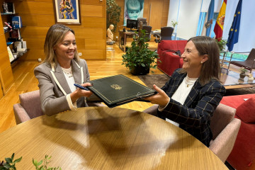 La conselleira de Política Social, Fabiola Garcia, firma un convenio con la alcaldesa de Boimorto.