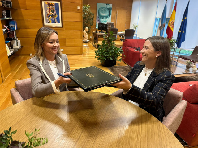 La conselleira de Política Social, Fabiola Garcia, firma un convenio con la alcaldesa de Boimorto.