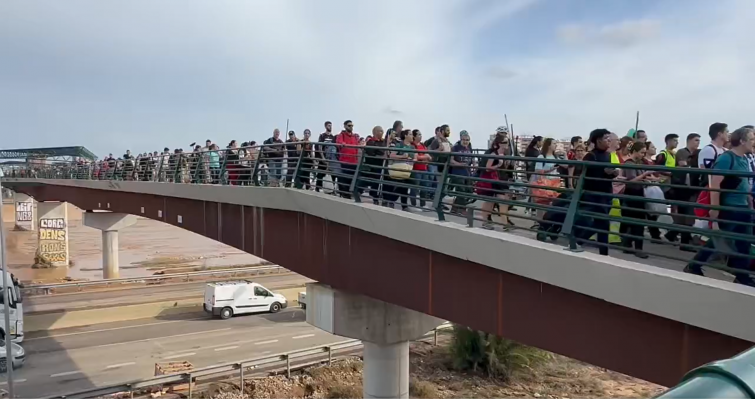 Masiva movilización solidaria en València para ayudar a las personas damnificadas