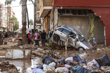 Varias personas limpian los estragos ocasionados por la DANA, a 1 de noviembre de 2024, en Paiporta.