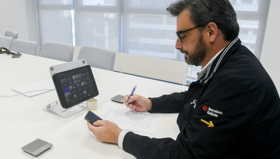 El conselleiro de Presidencia, Xustiza e Deportes, Diego Calvo, en reunión por videoconferencia para coordinar el envío de dispositivos de emergencias a Valencia.