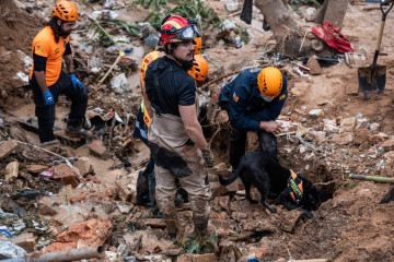 Agentes de los equipos del Servicio de Emergencias buscan víctimas en el lodo, a 3 de noviembre de 2024, en Paiporta, Valencia, Comunidad Valenciana.