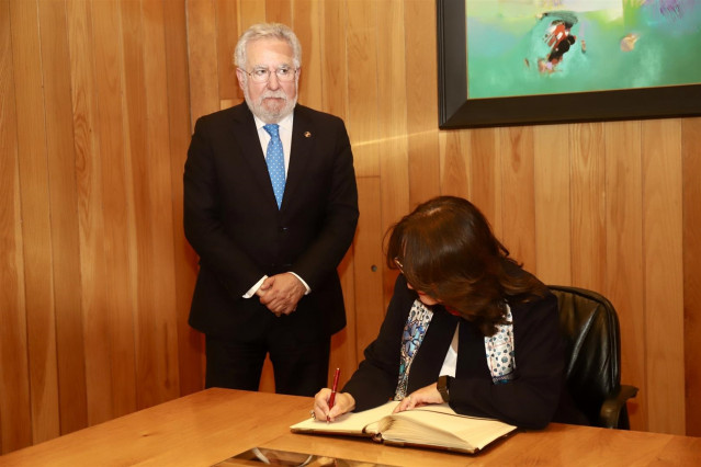 La embajadora de Túnez en España, Fátima Omrani, firma en el libro de honor del Parlamento de Galicia en presencia de su presidente, Miguel Ángel Santalices