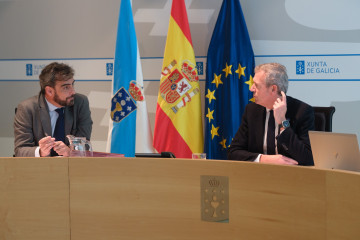 El conselleiro de Presidencia, Diego Calvo, y el presidente de la Xunta, Alfonso Rueda, en el Consello de la Xunta.