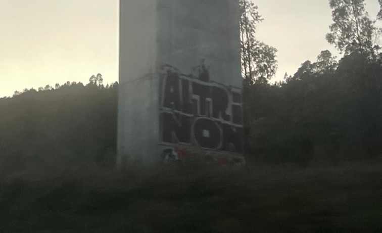 El 'Efecto Luis Zahera' y pintadas de 'Altri Non': la oposición ciudadana toma la red y las calles contra la celulosa